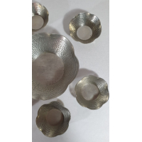 Indonesisch gehamerd tinnen pindastel, gemerkt. 